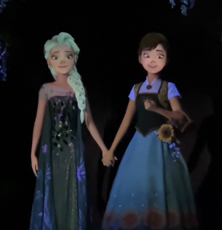 Out with the projections, in with the magic! - Previous projection on Elsa and Anna