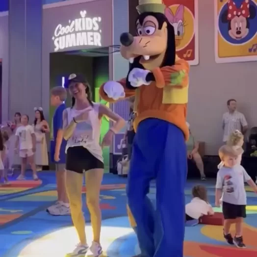Goofy Shows Off His Moves!